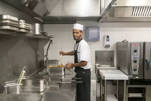 La Salle à Manger de Grenoble - Lori (formation cuisine)(c) Lucile Barbery/Apprentis d'Auteuil