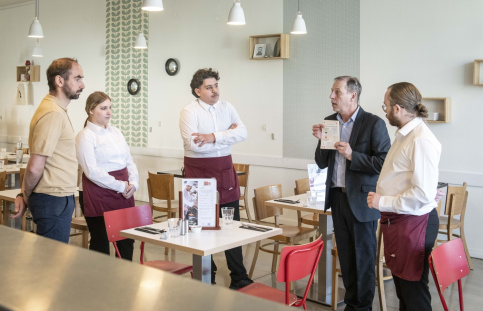 La Salle à Manger de Grenoble, Gérald Bassy, chef de salle, formateur avec Moundher, Corine, Amaury et Sylvain Bofelli formateur
