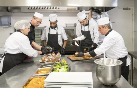 Au restaurant-école La Salle à Manger de Grenoble : Lori , Olga, Aurélien, Ahmad (formation cuisine) avec Sébastien Pigot, chef de cuisine - formateur