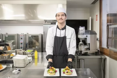 La Salle à Manger de Grenoble_Aurélien (formation cuisine) (c) Lucile Barbery/Apprentis d'Auteuil