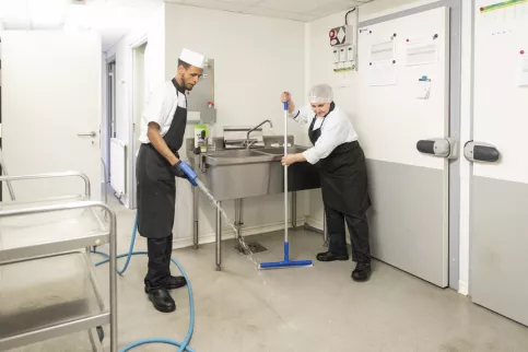 La Salle à Manger de Grenoble_Lori et Olga (formation cuisine) - nettoyage de la cuisine (c) Lucile Barbery/Apprentis d'Auteuil