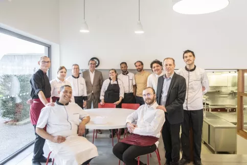 Groupe de jeunes en insertion à la Salle à Manger de Grenoble aux côtés de l'équipe de professionnels