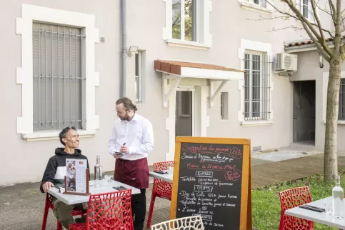 La Salle à Manger de Grenoble_Amaury sert un client sur la terrasse (c) Lucile Barbery/Apprentis d'Auteuil